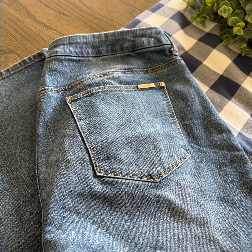 Chico's Blue Ankle Cropped Denim Jeans
2.5 is a 12-14